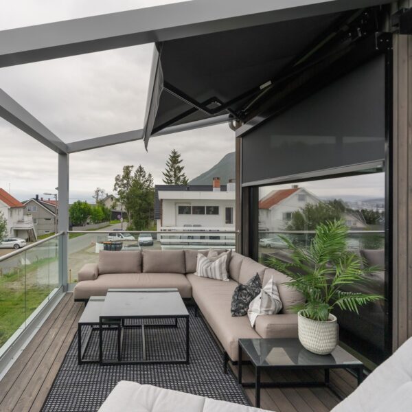 Zipscreen-utvendig-solskjerming-med-markise