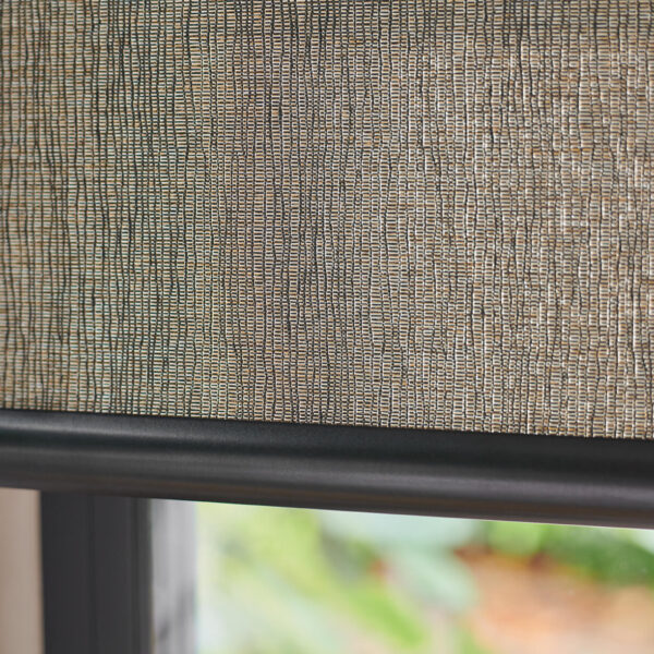 Rullegardin_RS 100_Signature_Roller Blinds Close Up Photo beige blinds-1