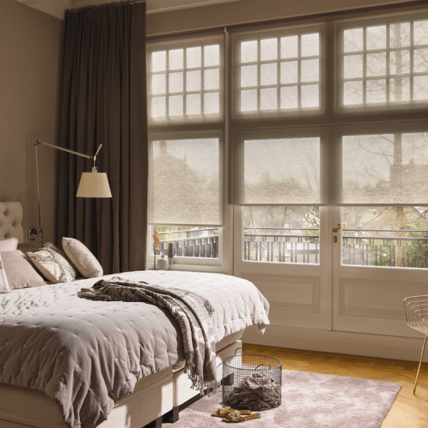 Rullegardin_RS 100_Signature_Roller Blinds Close Up Photo beige blinds-4