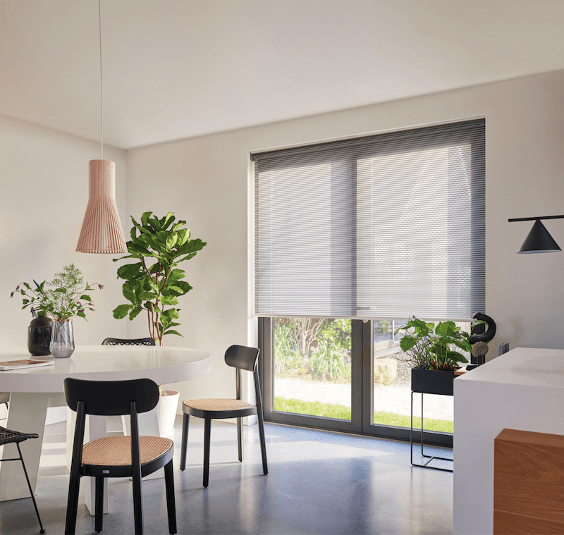 Rullegardin_RS 100_Signature_Roller Blinds Close Up Photo beige blinds-6